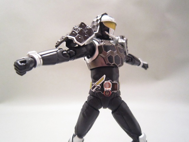 S.H.フィギュアーツ　仮面ライダー黒影　マツボックリアームズ