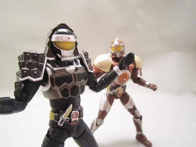 S.H.フィギュアーツ　仮面ライダー黒影　マツボックリアームズ