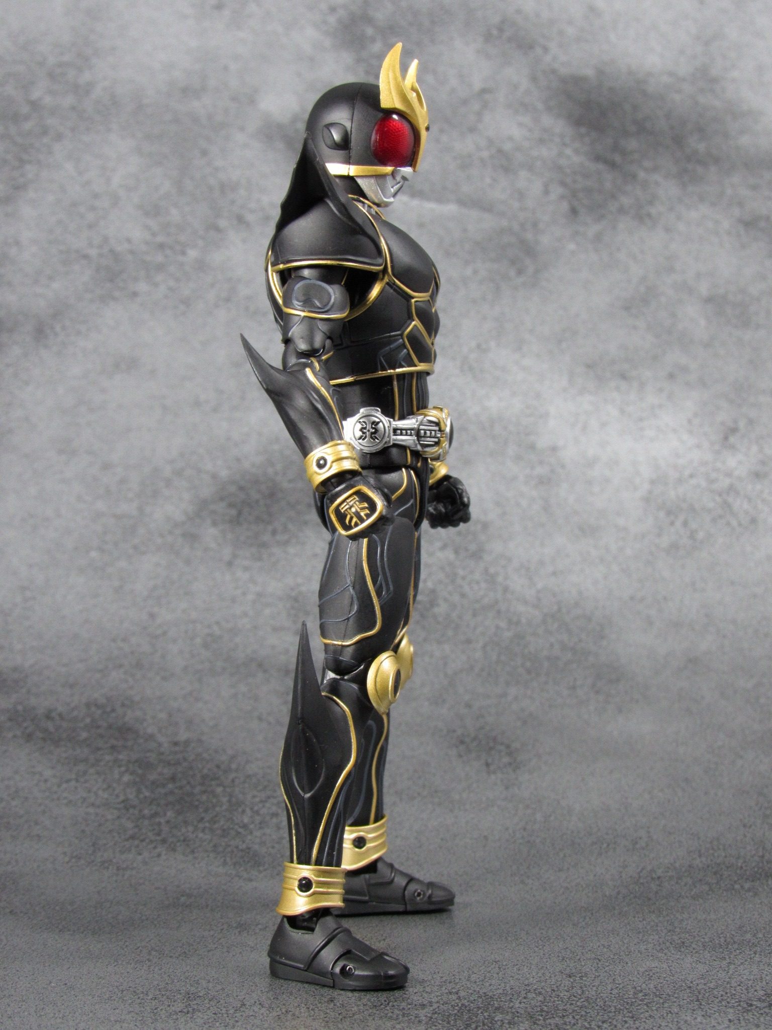 S.H.フィギュアーツ 仮面ライダークウガ　アルティメットフォーム　真骨彫製法　レビュー 