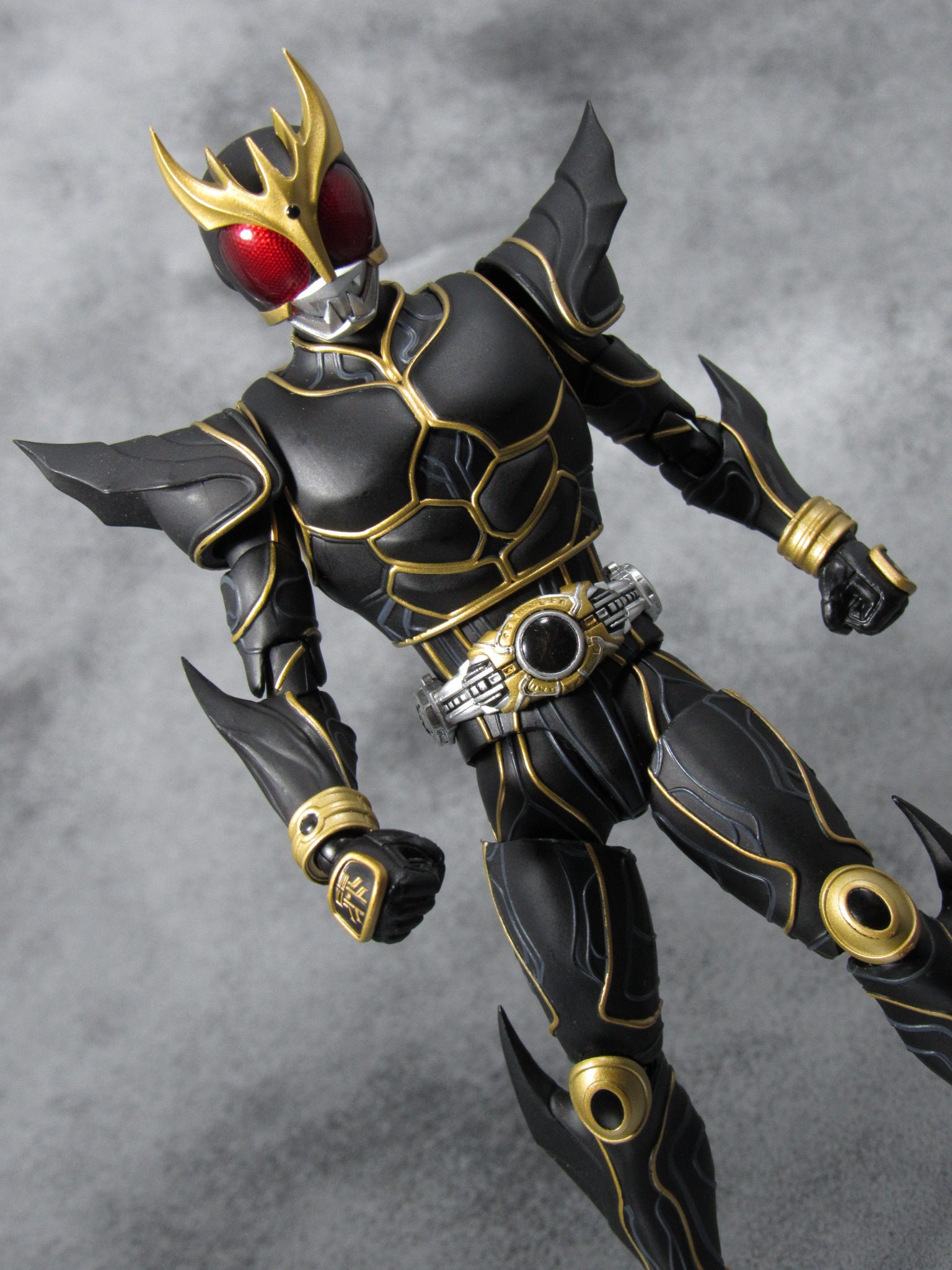 S.H.フィギュアーツ 仮面ライダークウガ　アルティメットフォーム　真骨彫製法　レビュー 