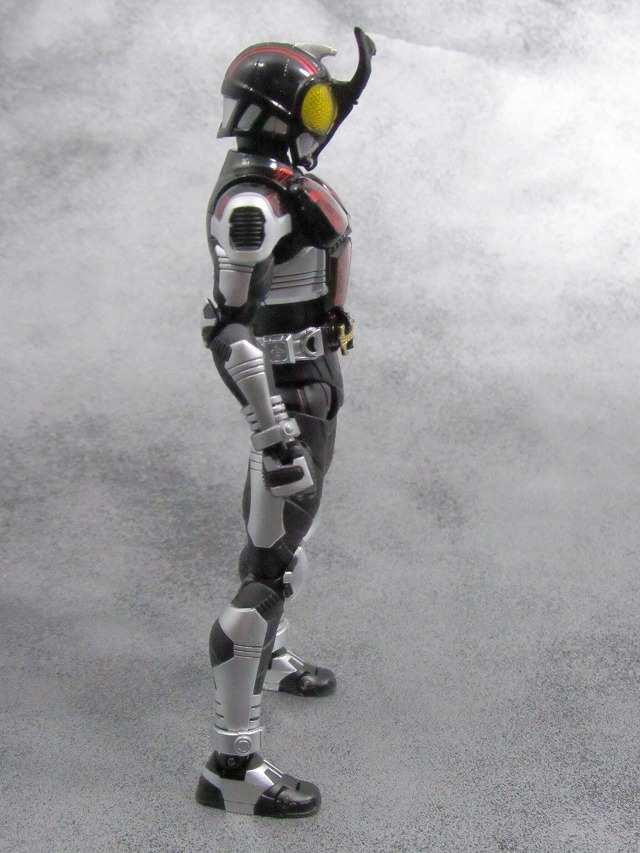 S.H.フィギュアーツ 仮面ライダーダークカブト ライダーフォーム　真骨彫製法　　レビュー