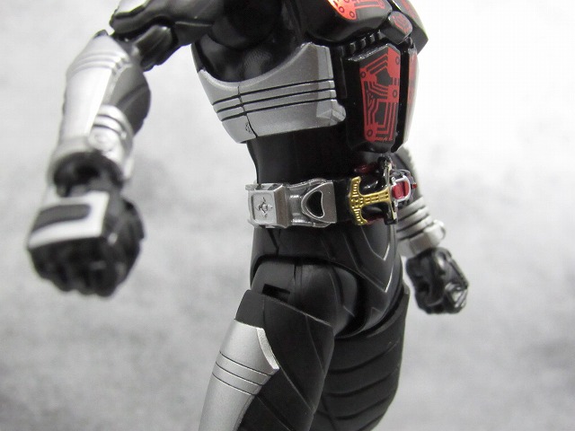 S.H.フィギュアーツ 仮面ライダーダークカブト ライダーフォーム　真骨彫製法　　レビュー