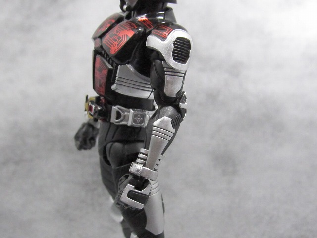 S.H.フィギュアーツ 仮面ライダーダークカブト ライダーフォーム　真骨彫製法　　レビュー