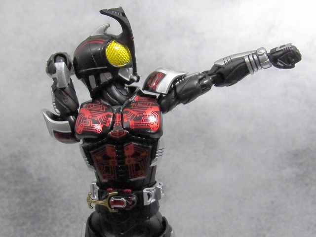 S.H.フィギュアーツ 仮面ライダーダークカブト ライダーフォーム　真骨彫製法　　レビュー