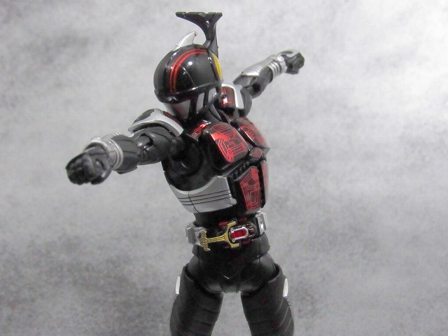 S.H.フィギュアーツ 仮面ライダーダークカブト ライダーフォーム　真骨彫製法　　レビュー