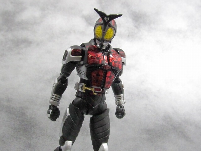 S.H.フィギュアーツ 仮面ライダーダークカブト ライダーフォーム　真骨彫製法　　レビュー