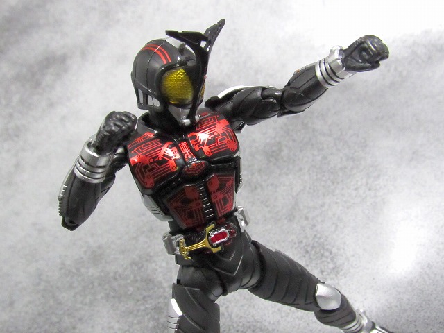 S.H.フィギュアーツ 仮面ライダーダークカブト ライダーフォーム　真骨彫製法　　レビュー 