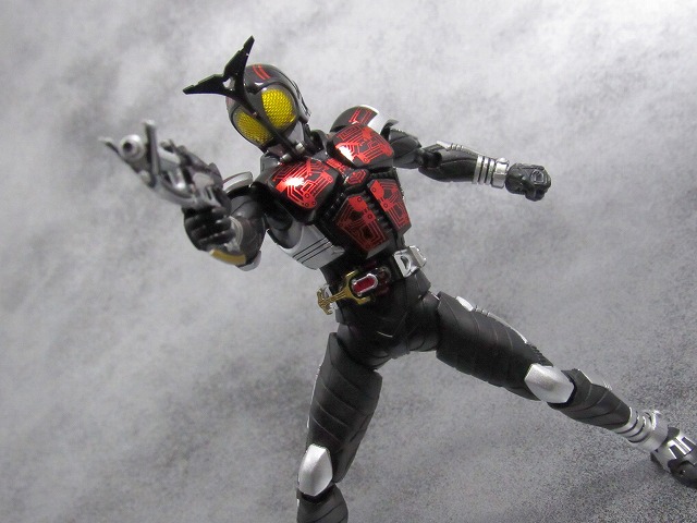 S.H.フィギュアーツ 仮面ライダーダークカブト ライダーフォーム　真骨彫製法　　レビュー 