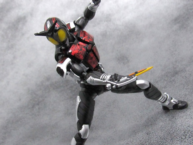 S.H.フィギュアーツ 仮面ライダーダークカブト ライダーフォーム　真骨彫製法　　レビュー 