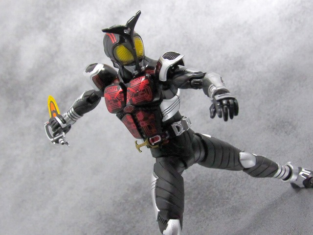 S.H.フィギュアーツ 仮面ライダーダークカブト ライダーフォーム　真骨彫製法　　レビュー 