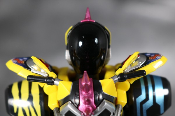 S.H.フィギュアーツ 仮面ライダーレーザー ハンターバイクゲーマ― レベル5 レビュー 全身