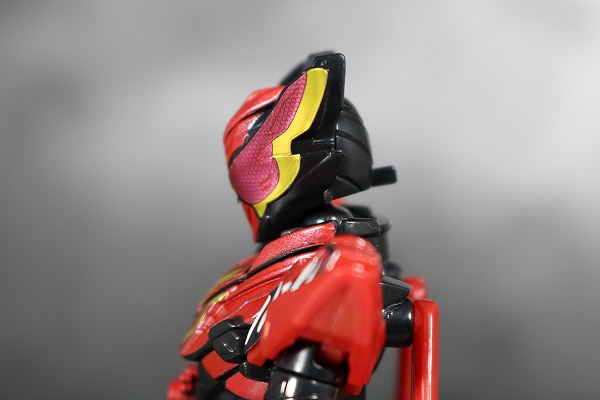 創動　仮面ライダービルド　BUILD8 Feat.装動　仮面ライダービルド　スマホウルフフォーム　 レビュー