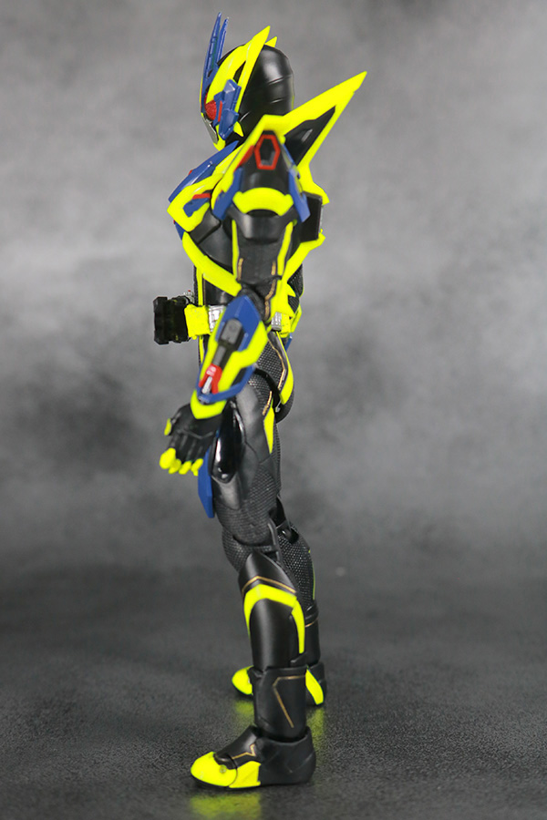 S.H.フィギュアーツ　仮面ライダーゼロワン　シャイニングアサルトホッパー　レビュー　本体