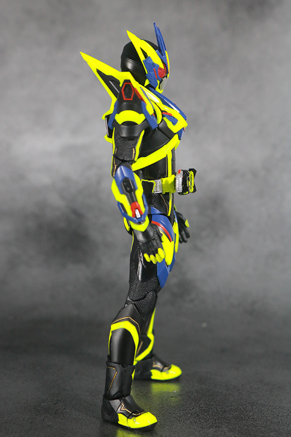 S.H.フィギュアーツ　仮面ライダーゼロワン　シャイニングアサルトホッパー　レビュー　本体