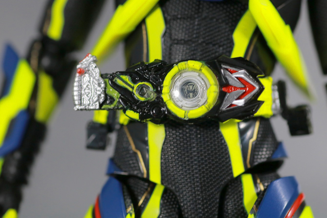 S.H.フィギュアーツ　仮面ライダーゼロワン　シャイニングアサルトホッパー　レビュー　本体