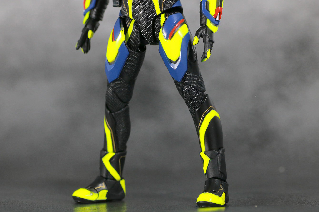 S.H.フィギュアーツ　仮面ライダーゼロワン　シャイニングアサルトホッパー　レビュー　本体