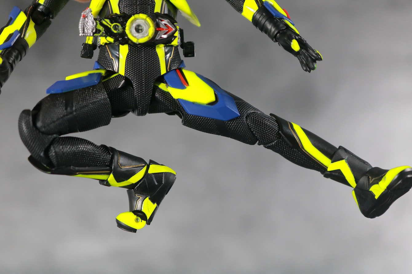 S.H.フィギュアーツ　仮面ライダーゼロワン　シャイニングアサルトホッパー　レビュー　可動範囲　開脚左右