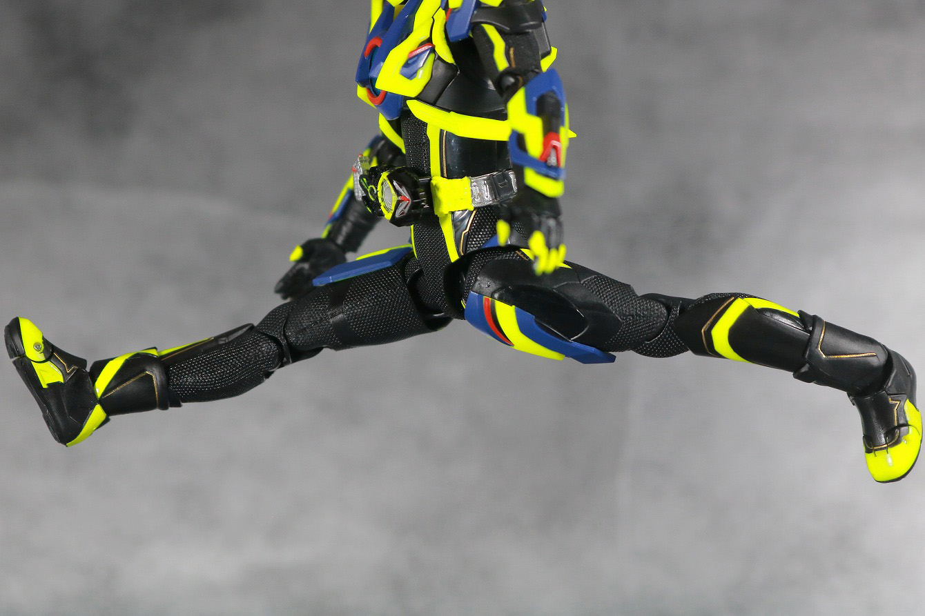S.H.フィギュアーツ　仮面ライダーゼロワン　シャイニングアサルトホッパー　レビュー　可動範囲　開脚前後