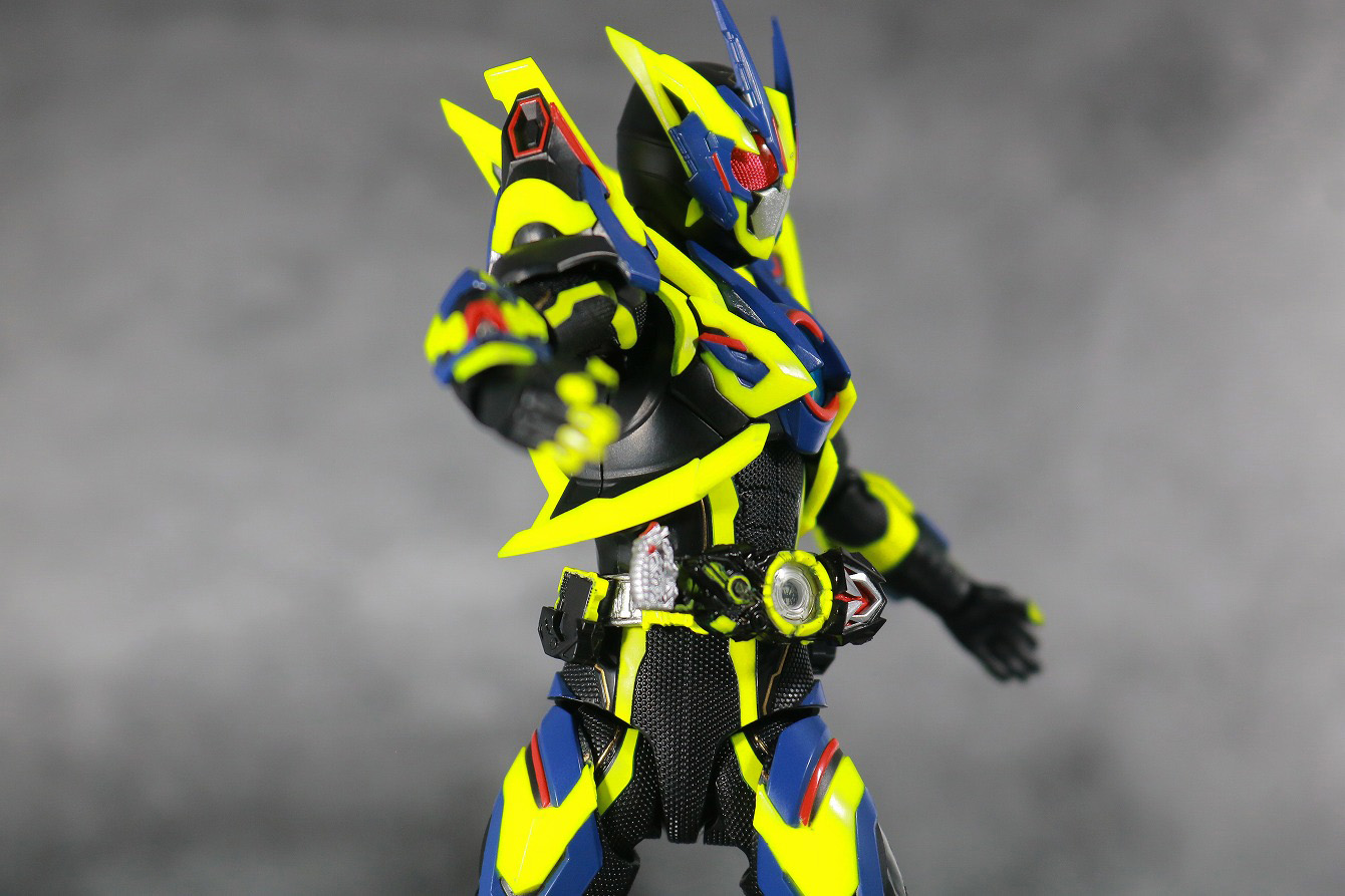 S.H.フィギュアーツ　仮面ライダーゼロワン　シャイニングアサルトホッパー　レビュー　可動範囲　腰回転