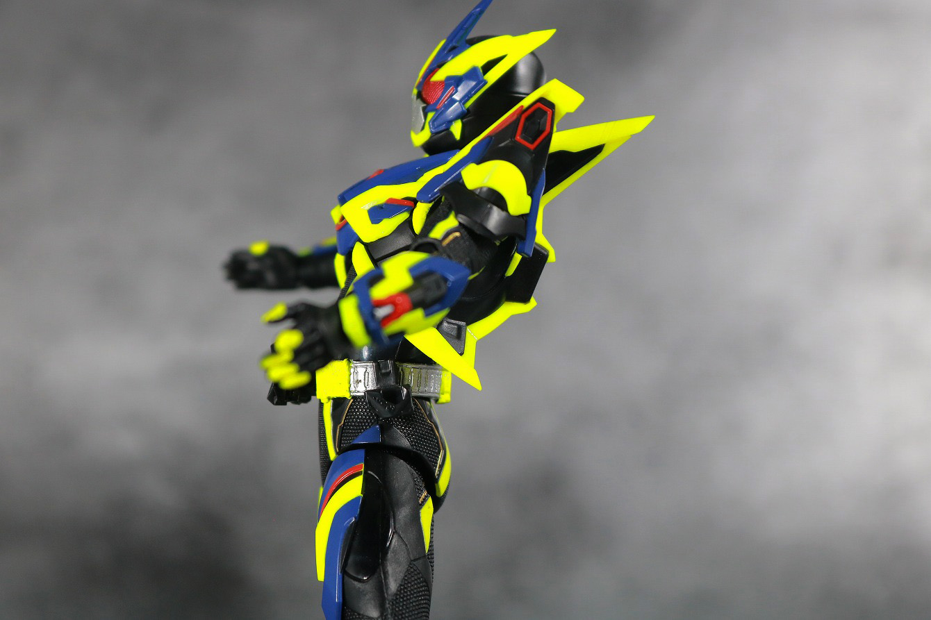 S.H.フィギュアーツ　仮面ライダーゼロワン　シャイニングアサルトホッパー　レビュー　可動範囲　腰後ろ可動