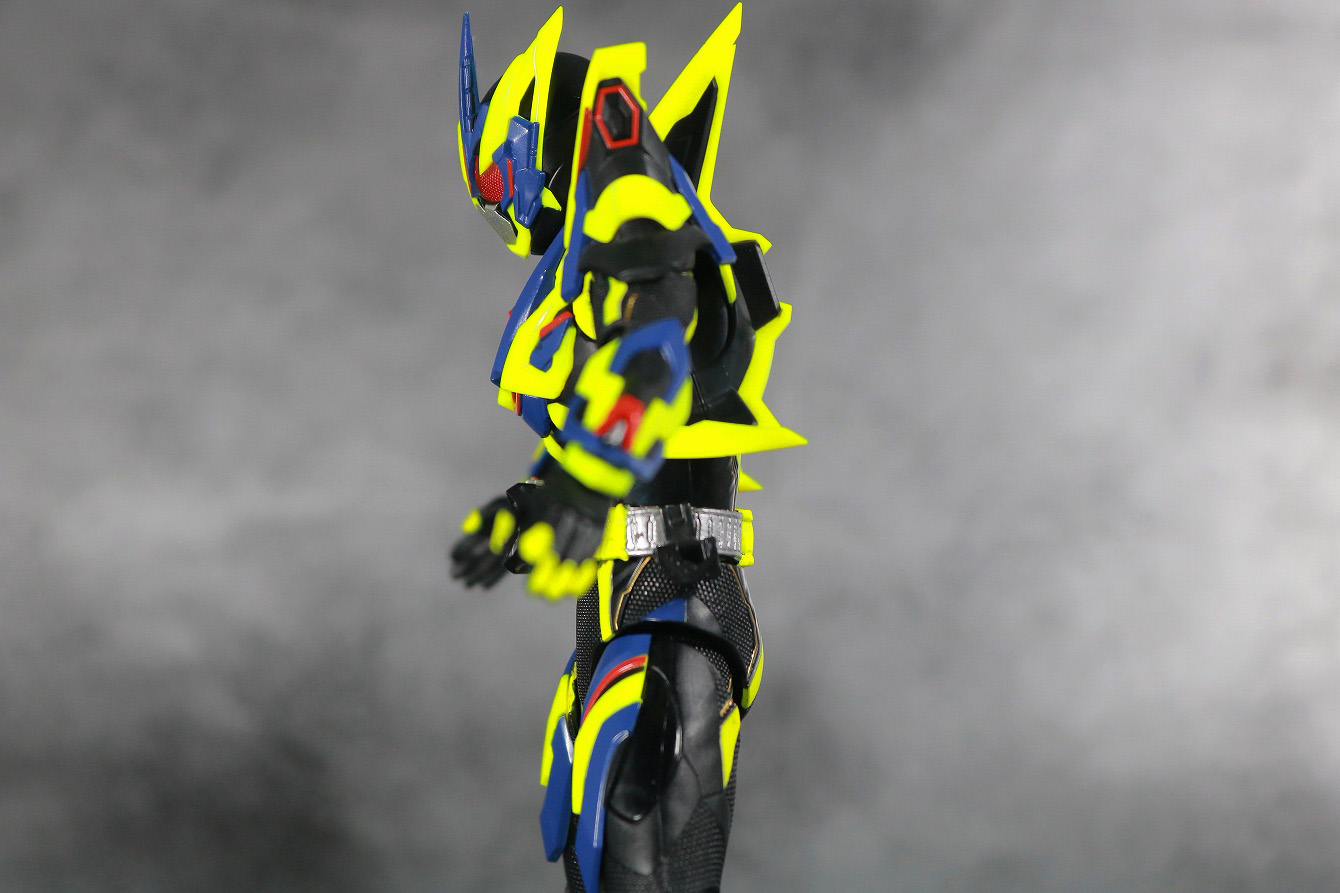 S.H.フィギュアーツ　仮面ライダーゼロワン　シャイニングアサルトホッパー　レビュー　可動範囲　腰前可動