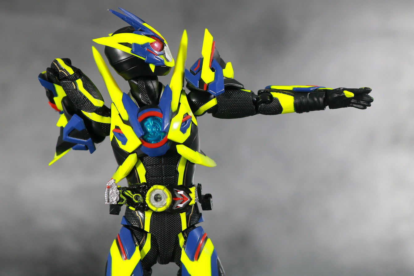 S.H.フィギュアーツ　仮面ライダーゼロワン　シャイニングアサルトホッパー　レビュー　可動範囲　首　肩可動