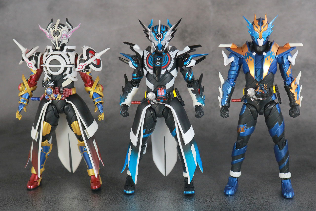 S.H.フィギュアーツ　仮面ライダークローズエボル　レビュー　本体　仮面ライダーエボル ブラックホールフォーム　仮面ライダークローズ　比較