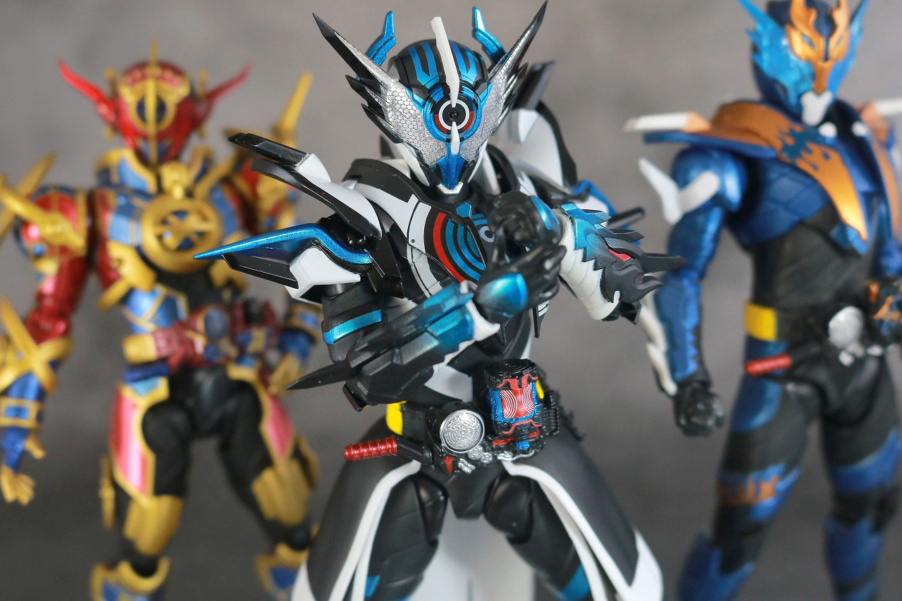 S.H.フィギュアーツ　仮面ライダークローズエボル　レビュー　アクション　仮面ライダーエボル　仮面ライダークローズ