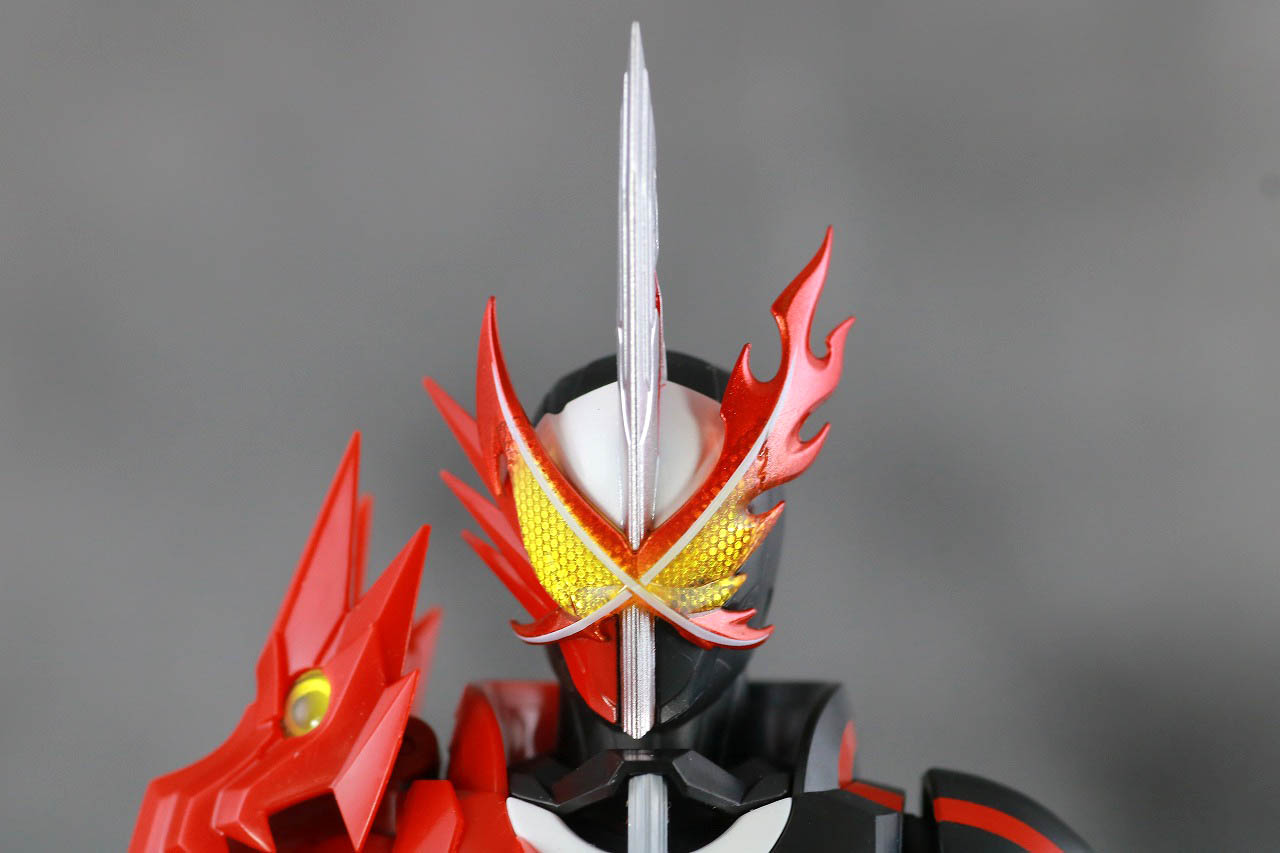 S.H.フィギュアーツ　仮面ライダーセイバー　ブレイブドラゴン　レビュー　本体