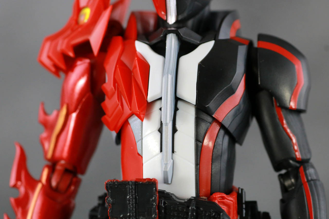 S.H.フィギュアーツ　仮面ライダーセイバー　ブレイブドラゴン　レビュー　本体