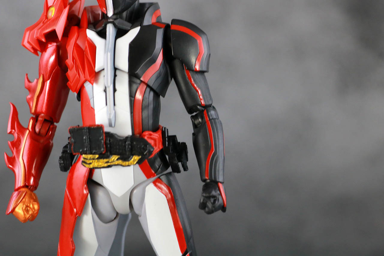 S.H.フィギュアーツ　仮面ライダーセイバー　ブレイブドラゴン　レビュー　本体