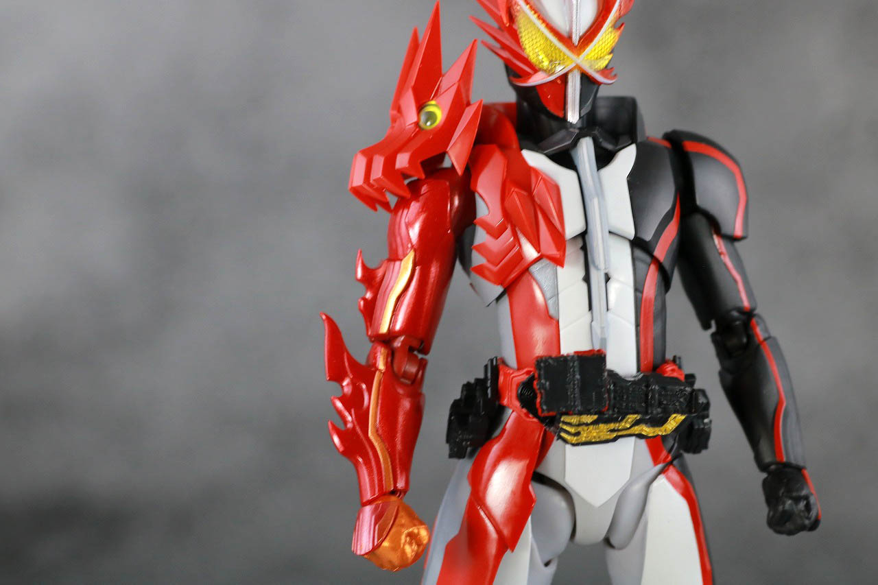 S.H.フィギュアーツ　仮面ライダーセイバー　ブレイブドラゴン　レビュー　本体