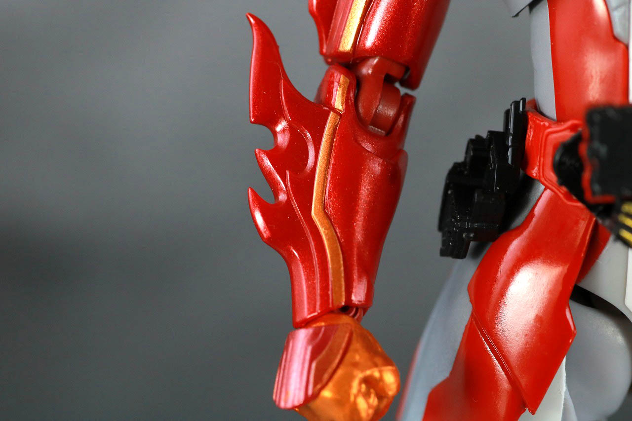 S.H.フィギュアーツ　仮面ライダーセイバー　ブレイブドラゴン　レビュー　本体