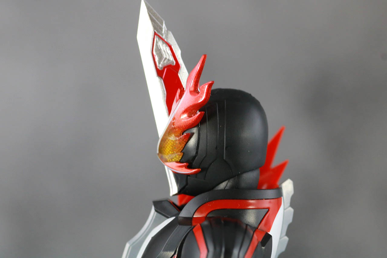 S.H.フィギュアーツ　仮面ライダーセイバー　ブレイブドラゴン　レビュー　本体