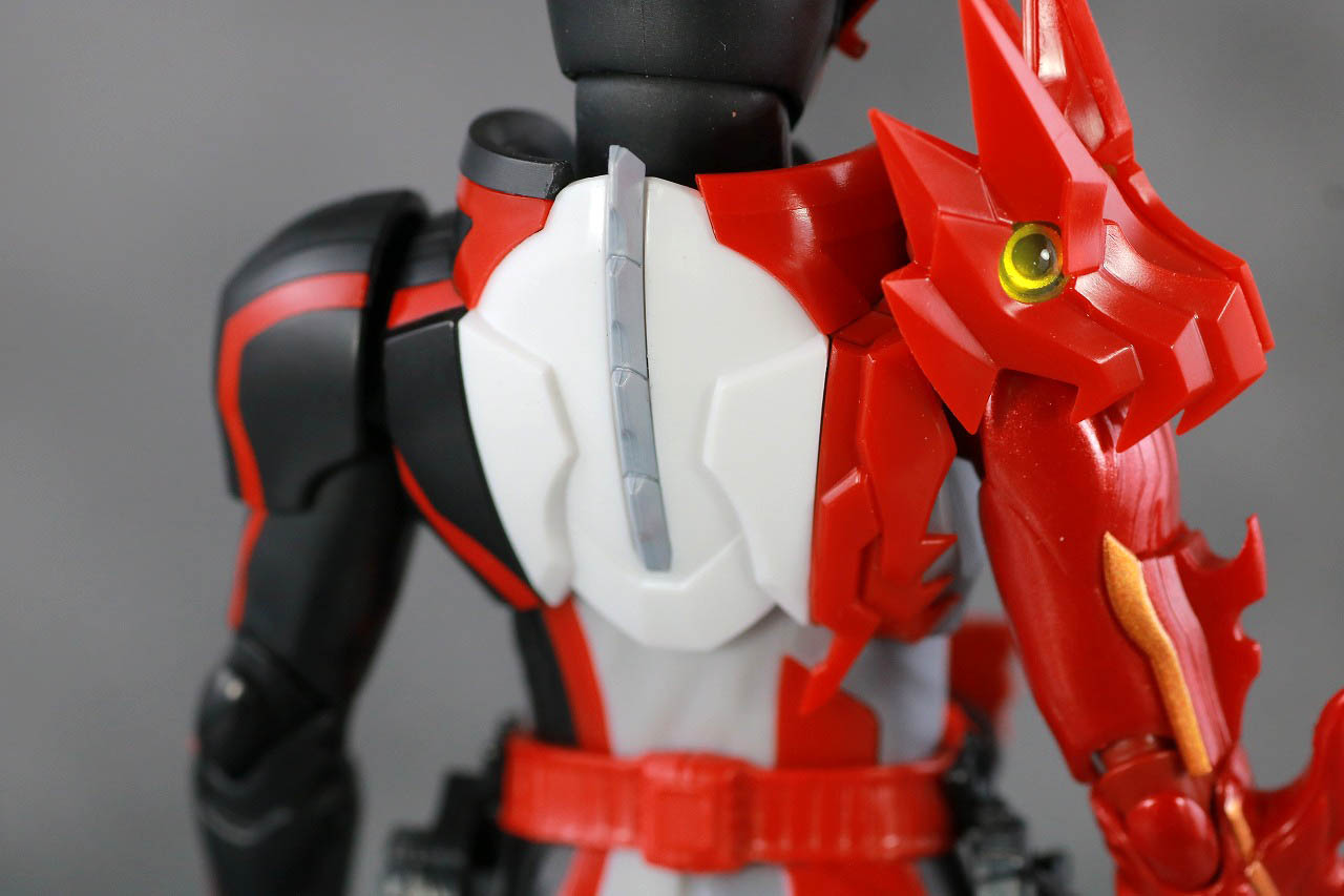 S.H.フィギュアーツ　仮面ライダーセイバー　ブレイブドラゴン　レビュー　本体