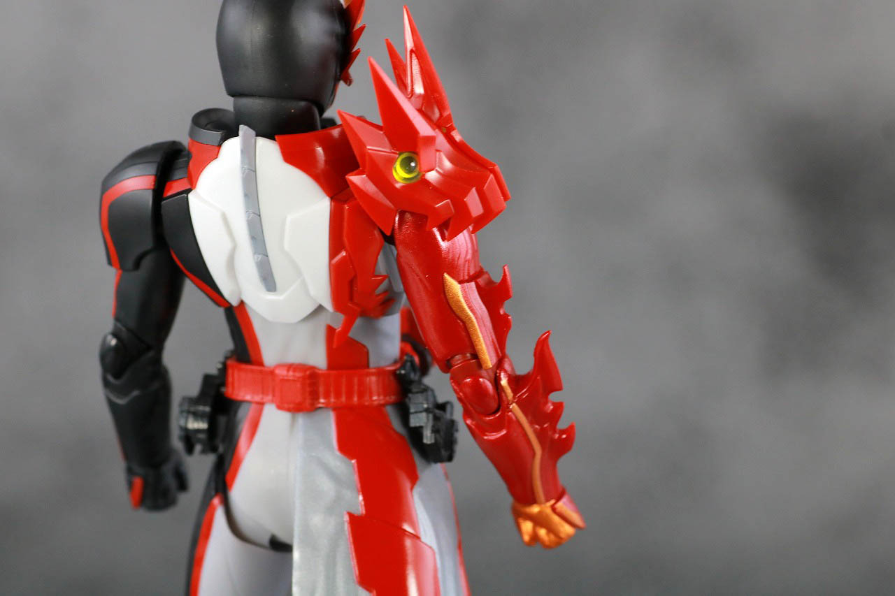 S.H.フィギュアーツ　仮面ライダーセイバー　ブレイブドラゴン　レビュー　本体