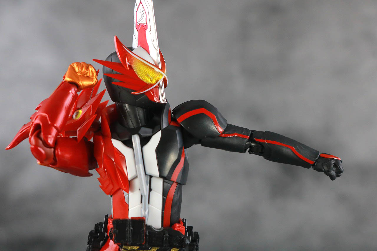 S.H.フィギュアーツ　仮面ライダーセイバー　ブレイブドラゴン　レビュー　可動範囲