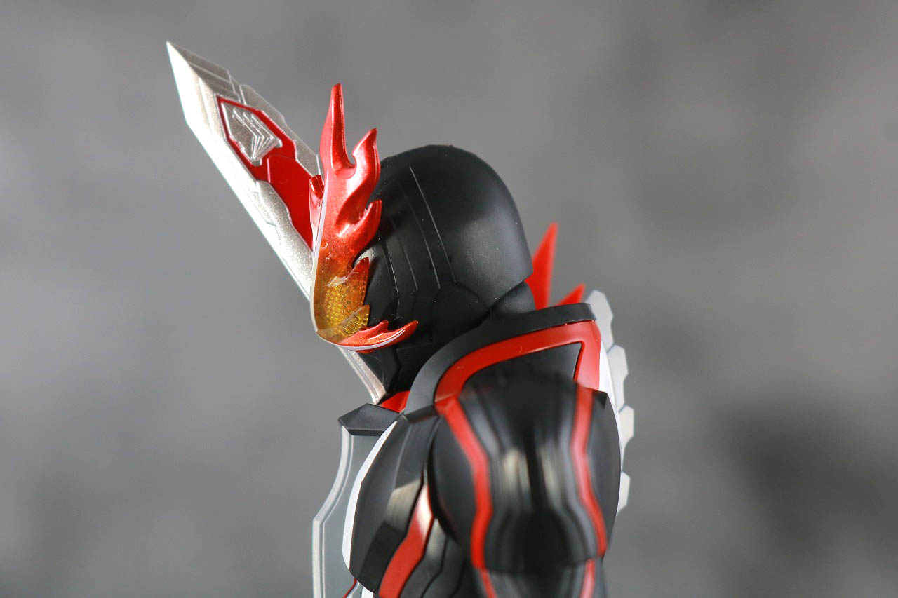 S.H.フィギュアーツ　仮面ライダーセイバー　ブレイブドラゴン　レビュー　可動範囲
