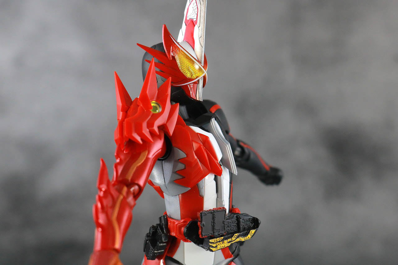 S.H.フィギュアーツ　仮面ライダーセイバー　ブレイブドラゴン　レビュー　可動範囲