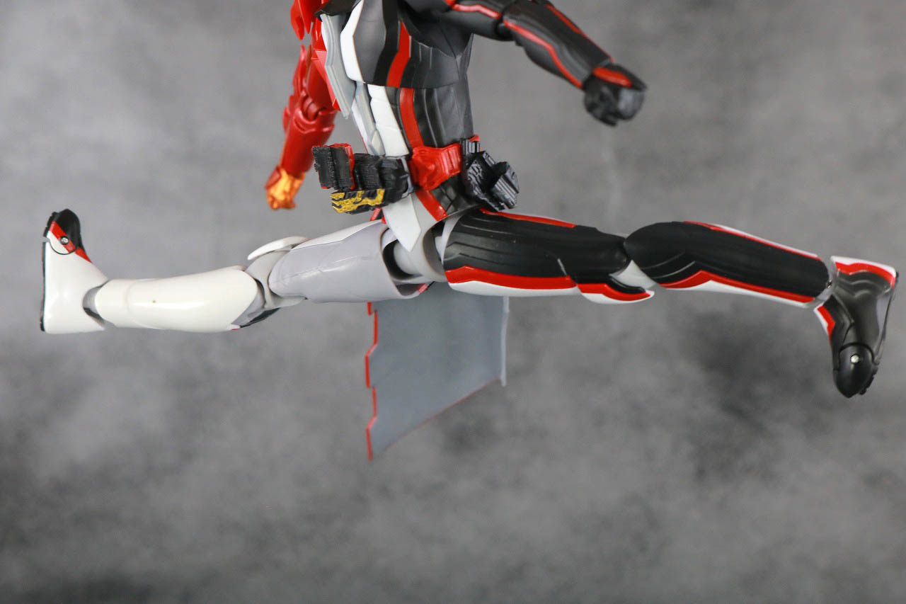 S.H.フィギュアーツ　仮面ライダーセイバー　ブレイブドラゴン　レビュー　可動範囲