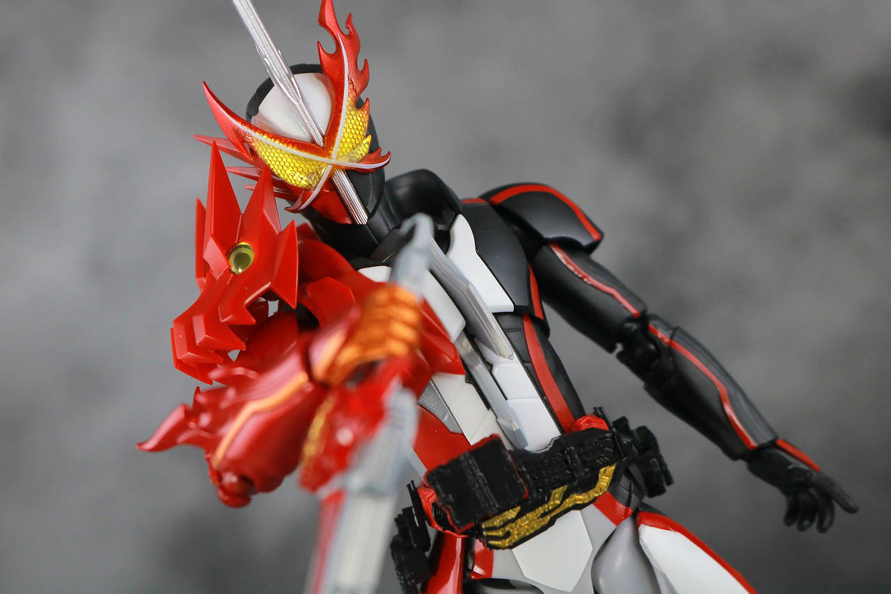 S.H.フィギュアーツ　仮面ライダーセイバー　ブレイブドラゴン　レビュー　アクション
