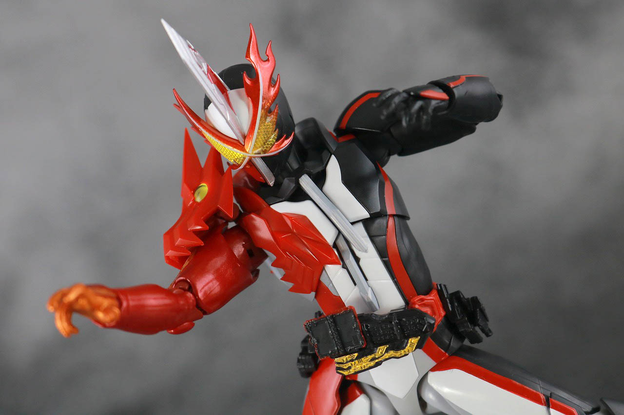 S.H.フィギュアーツ　仮面ライダーセイバー　ブレイブドラゴン　レビュー　アクション