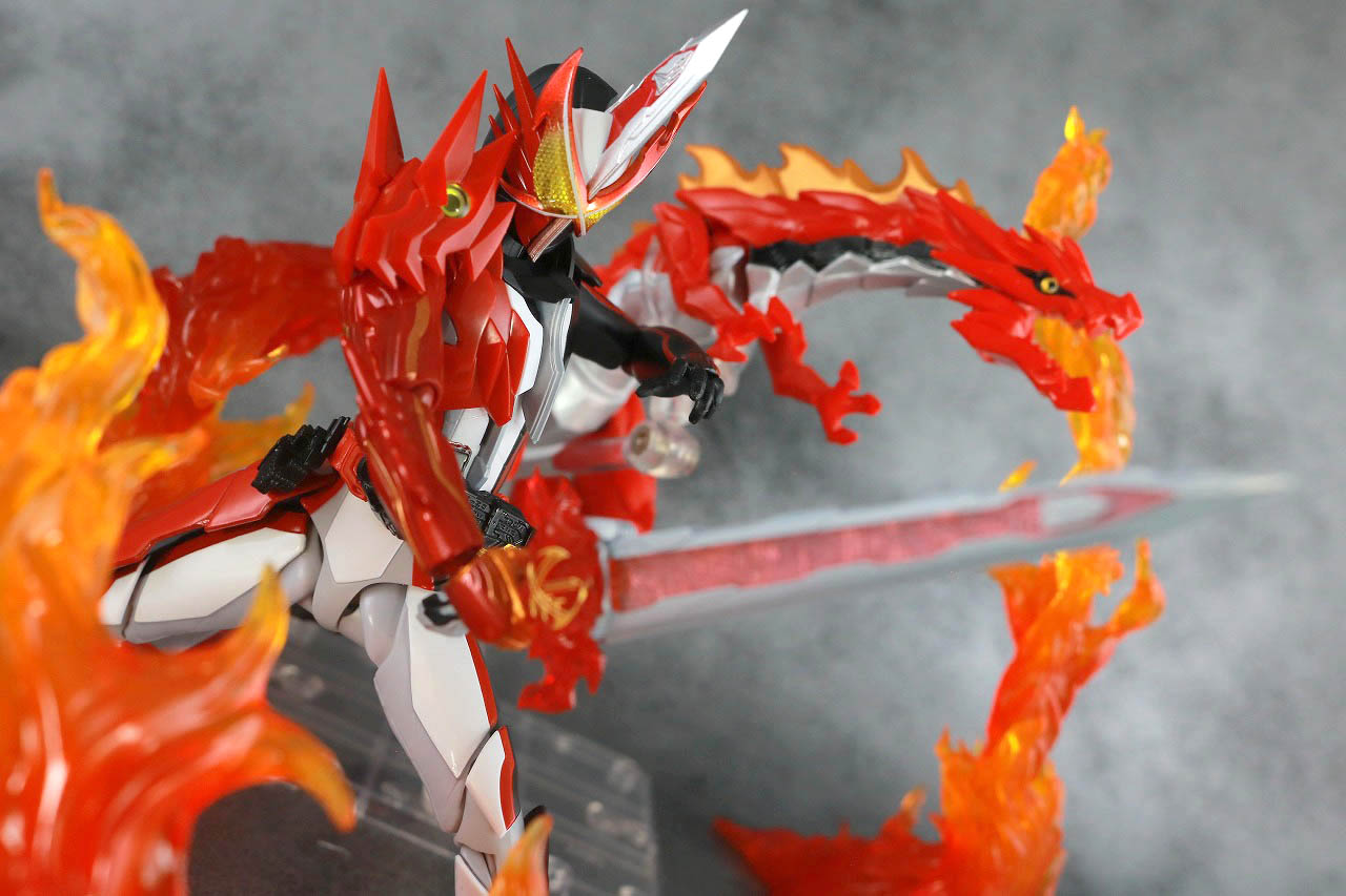 S.H.フィギュアーツ　仮面ライダーセイバー　ブレイブドラゴン　レビュー　アクション　魂エフェクト　炎　RKF