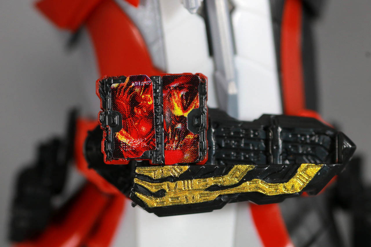 S.H.フィギュアーツ　仮面ライダーセイバー　ブレイブドラゴン　レビュー　ガシャポン　シール