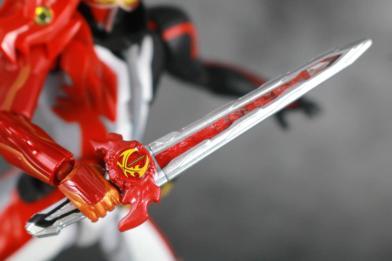 S.H.フィギュアーツ　仮面ライダーセイバー　ブレイブドラゴン　レビュー　ガシャポン　シール