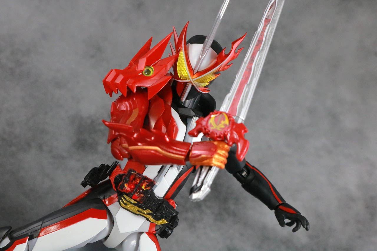 S.H.フィギュアーツ　仮面ライダーセイバー　ブレイブドラゴン　レビュー　ガシャポン　シール