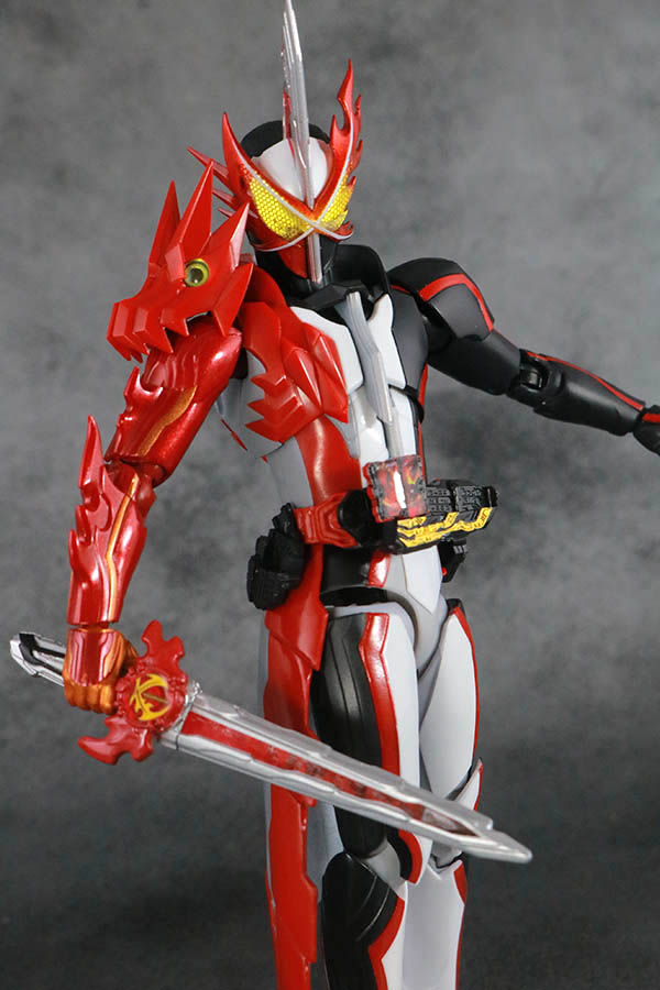 S.H.フィギュアーツ　仮面ライダーセイバー　ブレイブドラゴン　レビュー　ガシャポン　シール