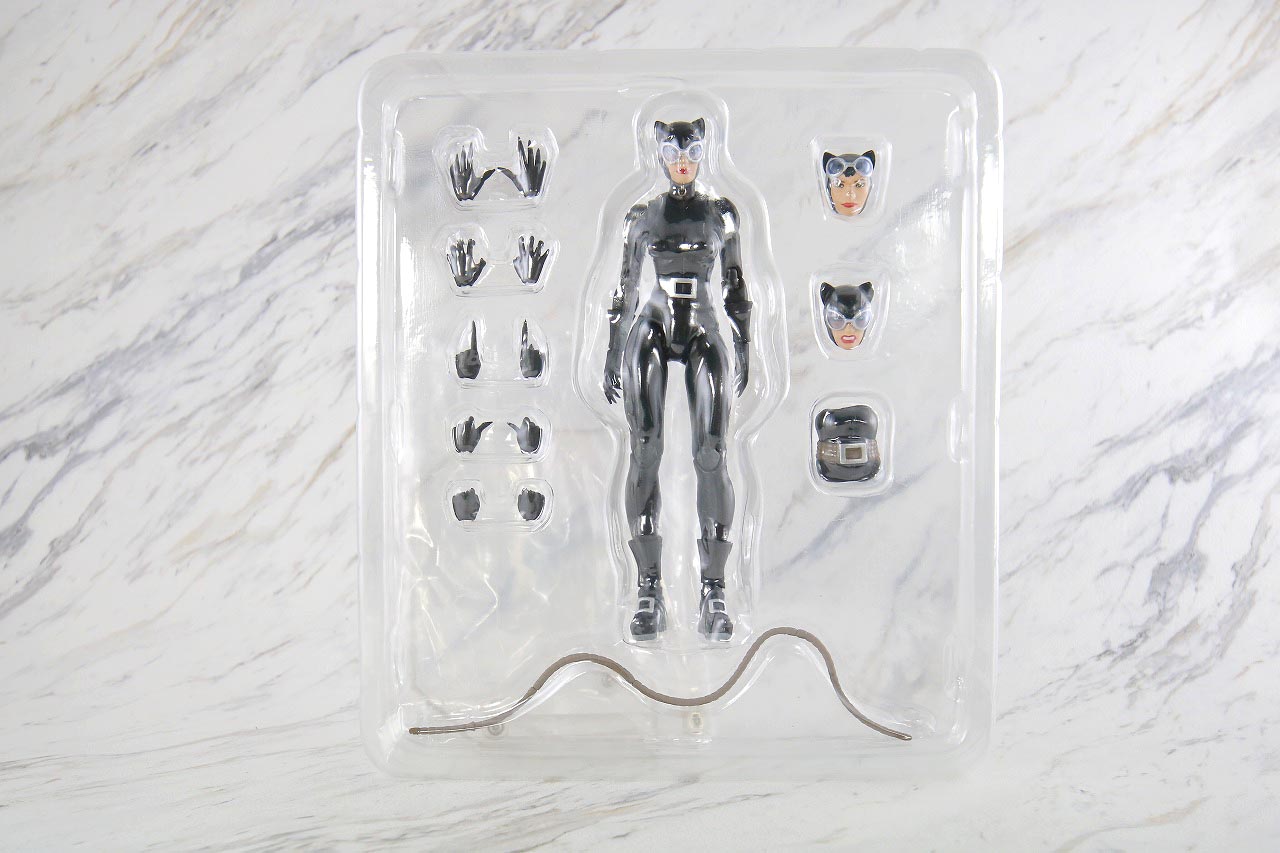 MAFEX　キャットウーマン　バットマン　HUSH　ハッシュ　レビュー　パッケージ