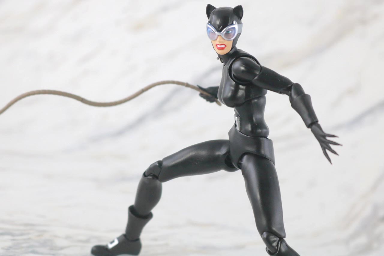 MAFEX　キャットウーマン　バットマン　HUSH　ハッシュ　レビュー　アクション
