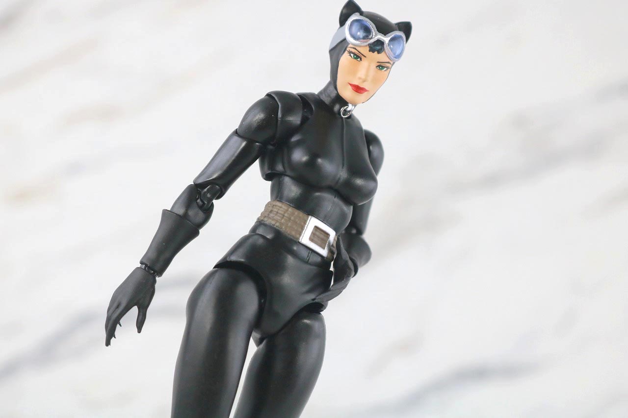 MAFEX　キャットウーマン　バットマン　HUSH　ハッシュ　レビュー　アクション